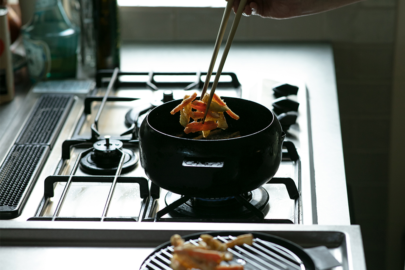 人気文筆家とオレンジページの「理想の揚げ鍋」プロジェクト | 株式